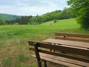 TIP NA VÝLET: Zbytky hradu Hoštejna, malebná krajina a údolí, ale i nezvyklá Cimrmanova otužovna
