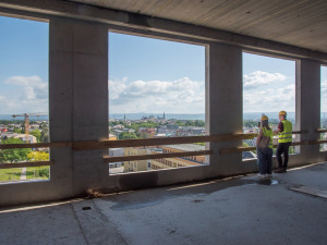 Milník pro největší budovu FN Olomouc. Třímiliardová stavba vstupuje do další fáze