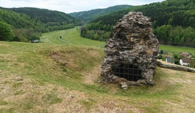 TIP NA VÝLET: Zbytky hradu Hoštejna, malebná krajina a údolí, ale i nezvyklá Cimrmanova otužovna