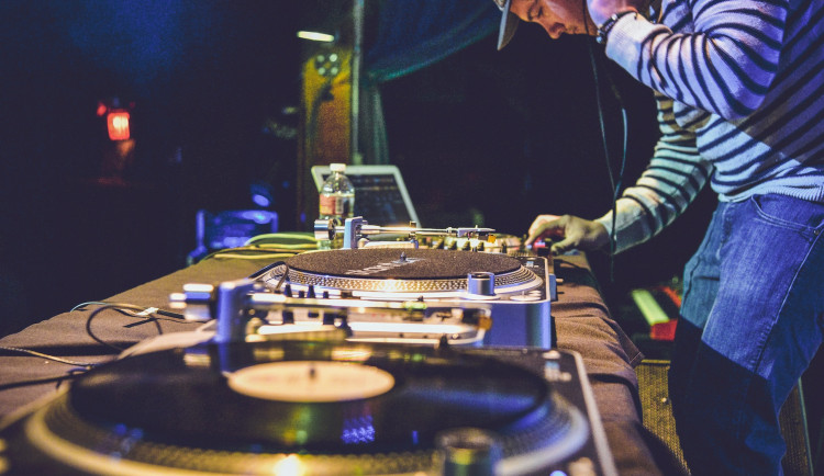 V Hodkovicích nad Mohelkou je technoparty, výzvu k ukončení pořadatel odmítl