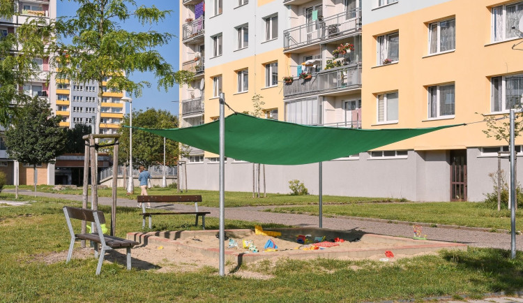 MAPA: Horko nebude překážkou. Nad pískovišti v Hradci se postupně objevuje stínění