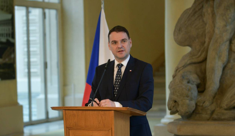 Summit NATO: Macinka navrhne odklad rozhodnutí o delegaci