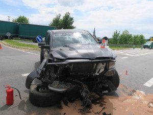 Řidič Dodge rozstřelil na křižovatce v Mohelnici Toyotu, nedal přednost. Škoda je téměř milion