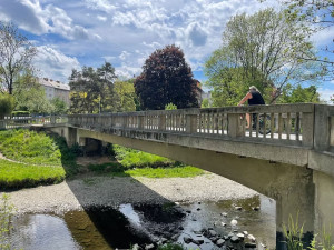 Zábradlí i s osvětlením. K proměně mostu v Olomouci přispěl i renomovaný ateliér