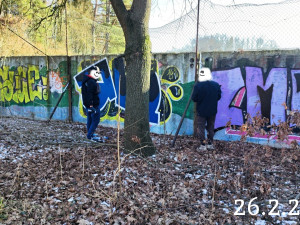 Hejčín trápí sprejeři. Členové komise městské části je vyfotili a obrátili se na policii