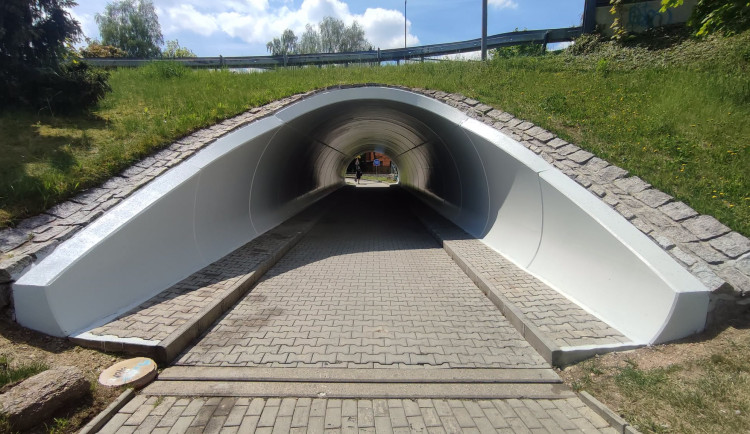 Liberec dal do kupy podchod ve Vesecké ulici. Zmizely graffiti, je vymalovaný, světla fungují