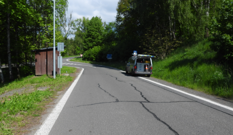 Řidič se v pátek hodinu před půlnocí v Jeřmanicích střetl s chodcem a ujel. Pátrá po něm policie