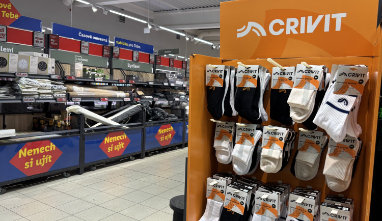 Nenapravitelný zloděj si v Lidlu v Jablonci nastrkal do rukávu jídlo i ponožky. Chytli ho