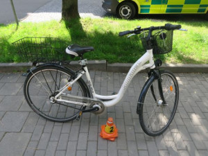 Řidička Jaguáru srazila na křižovatce v Prostějově cyklistku. Žena skončila v nemocnici