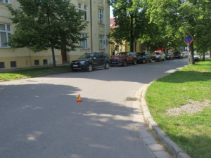 Řidička Jaguáru srazila na křižovatce v Prostějově cyklistku. Žena skončila v nemocnici
