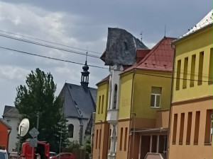 Silný vítr utrhl střechu na škole v Dlouhé Loučce, hrozilo její zřícení. Hasiči plechy rozřezali
