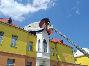 Silný vítr utrhl obrovskou střechu na škole v Dlouhé Loučce, hrozilo zřícení. Hasiči plechy rozřezali