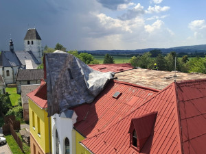 Silný vítr utrhl obrovskou střechu na škole v Dlouhé Loučce, hrozilo zřícení. Hasiči plechy rozřezali