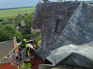 Silný vítr utrhl obrovskou střechu na škole v Dlouhé Loučce, hrozilo zřícení. Hasiči plechy rozřezali