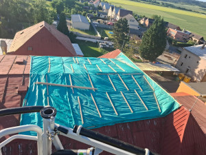 Silný vítr utrhl obrovskou střechu na škole v Dlouhé Loučce, hrozilo zřícení. Hasiči plechy rozřezali