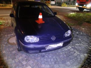 S dodávkou ujížděl v Přerově i po chodníku. Celníci v nabouraném voze našli drogy, řidič prchl