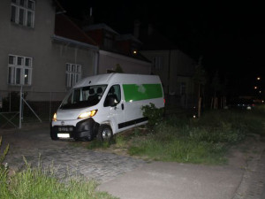 S dodávkou ujížděl v Přerově i po chodníku. Celníci v nabouraném voze našli drogy, řidič prchl
