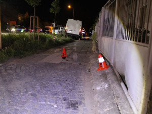S dodávkou ujížděl v Přerově i po chodníku. Celníci v nabouraném voze našli drogy, řidič prchl