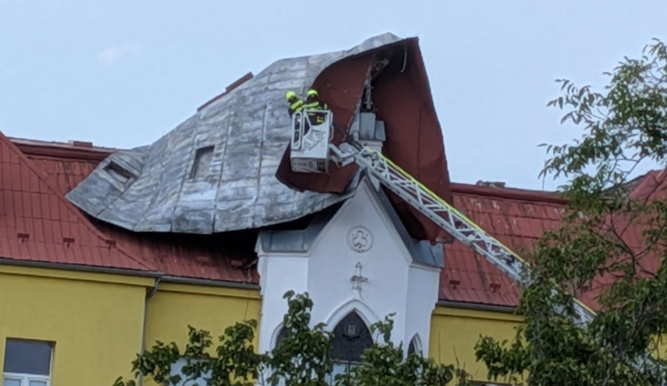 Silný vítr utrhl střechu na škole v Dlouhé Loučce, hrozilo její zřícení. Hasiči plechy rozřezali