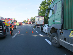 Malá nepozornost, tři poškozené kamiony, škoda půl milionu. U Mohelnice řidič nedával pozor