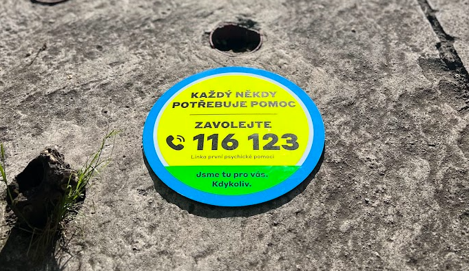 Skok pod vlak není řešení, tady ti pomůžou. Nové cedule u tratí nabídnou pomoc v těžké chvíli