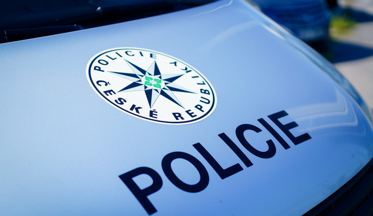 Policisté dnes odpoledne pátrali po seniorovi u Chomoutovského jezera. V minulosti se už ztratil