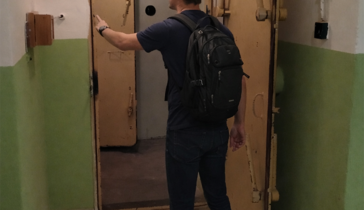 VIDEO: Tajný kryt pod zámečkem. V Šumperku se otevírá turistům podzemní velitelství železnic