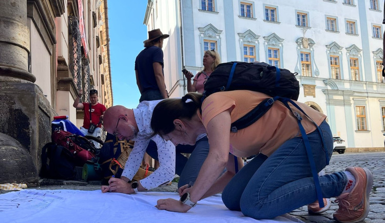 Z Olomouce vyrazil Pochod za kulturu. Během dvou týdnů dojde až do Prahy