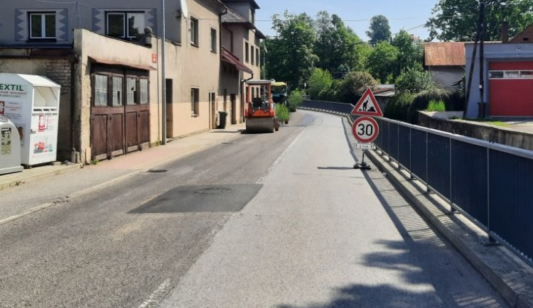 Řídil dopravu na opravované silnici, zavadil o něj náklaďák. Policie hledá svědky nehody