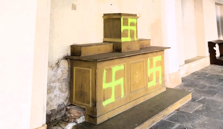 V areálu poutního kostela v Horní Polici někdo nasprejoval hákové kříže. Případ šetří policie