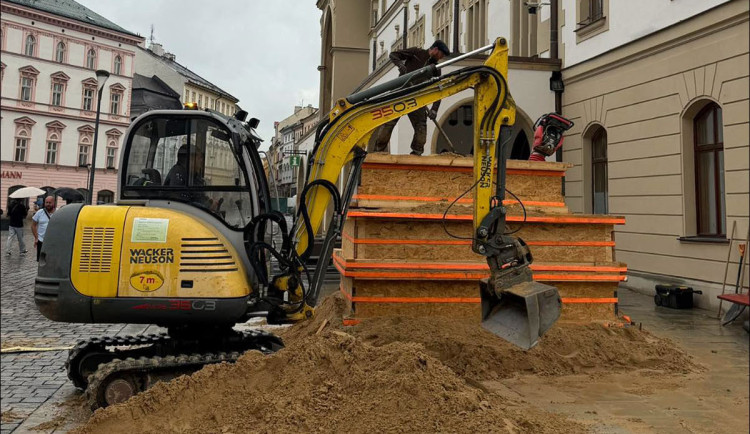 Pocta Mozartovi u radnice. V Olomouci vzniká jedinečná socha z písku