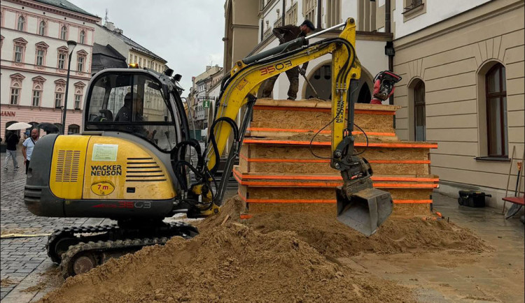 Pocta Mozartovi u radnice. V Olomouci vzniká jedinečná socha z písku