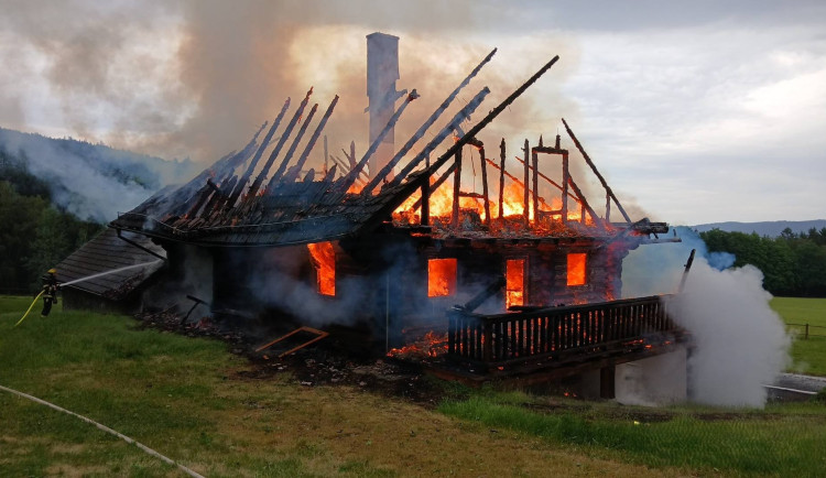 Požár srubu na šumavské samotě způsobil blesk, podpálil také chatu v Srní
