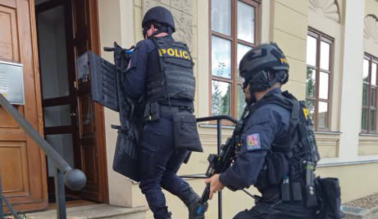 Mladistvý lupič napadal v České Lípě ženy a mlátil je pěstí do obličeje. Dnes putoval do vazby