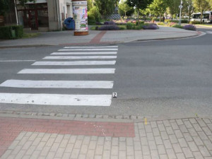 Vzteklý chodec neunesl zdržení. Hlavou prorazil okno autobusu v Prostějově