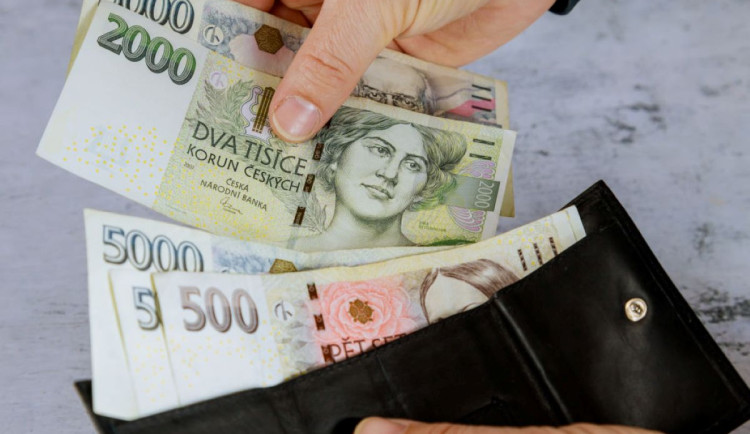 Průměrné mzdy v hradeckém kraji se blíží na 45 tisíc korun