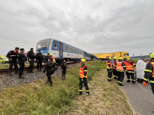 Osobní vlak se u Kostelce na Hané srazil s kamionem. Na místě jsou zranění