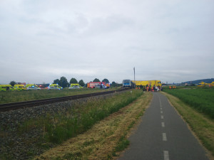 Osobní vlak se u Kostelce na Hané srazil s kamionem. Na místě jsou zranění