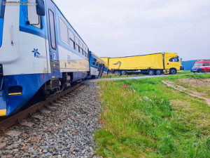 Osobní vlak se u Kostelce na Hané srazil s kamionem. Na místě jsou zranění