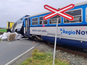 Osobní vlak se u Kostelce na Hané srazil s kamionem. Na místě jsou zranění
