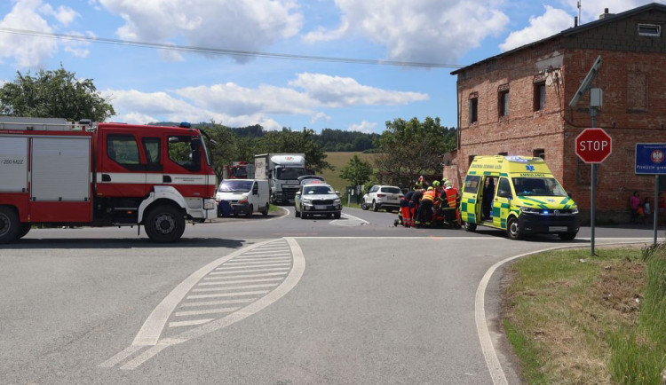 Cizinec přehlédl v křižovatce motorkáře, pro zraněného letěl na Jesenicko vrtulník