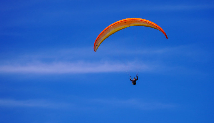 VIDEO: Drama a překvapení v Jeseníkách. Zraněnému paraglidistovi pomáhal i prezident Pavel