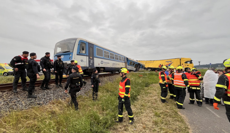 Osobní vlak se u Kostelce na Hané srazil s kamionem. Na místě jsou zranění