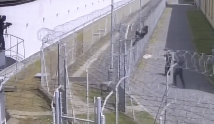 VIDEO: Trestanec chtěl utéct z pankrácké věznice. Dostal se k prvnímu plotu