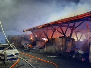 Noční požár v Horce nad Moravou. Na místo vyjíždělo sedm jednotek hasičů