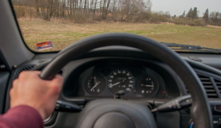 Svedla mě navigace, tvrdil řidič v řepném poli. Nadýchal přes tři promile