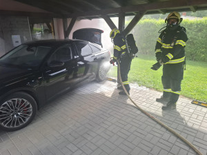 Dva dny pod dohledem, toxický dým. Hořící baterie v hybridním Audi dala hasičů z Jeseníku zabrat