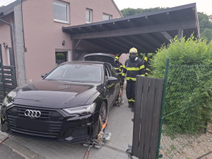 Dva dny pod dohledem, toxický dým. Hořící baterie v hybridním Audi dala hasičů z Jeseníku zabrat