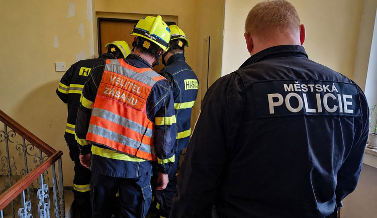 Záchrana nemohoucího muže v Šumperku: manželka v bytě si volání ani zásahu nevšimla
