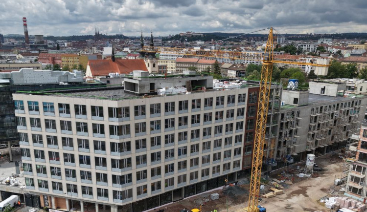 Bydlet budou do Vánoc. Do bytů v brněnské Nové Zbrojovce se nastěhují první lidé